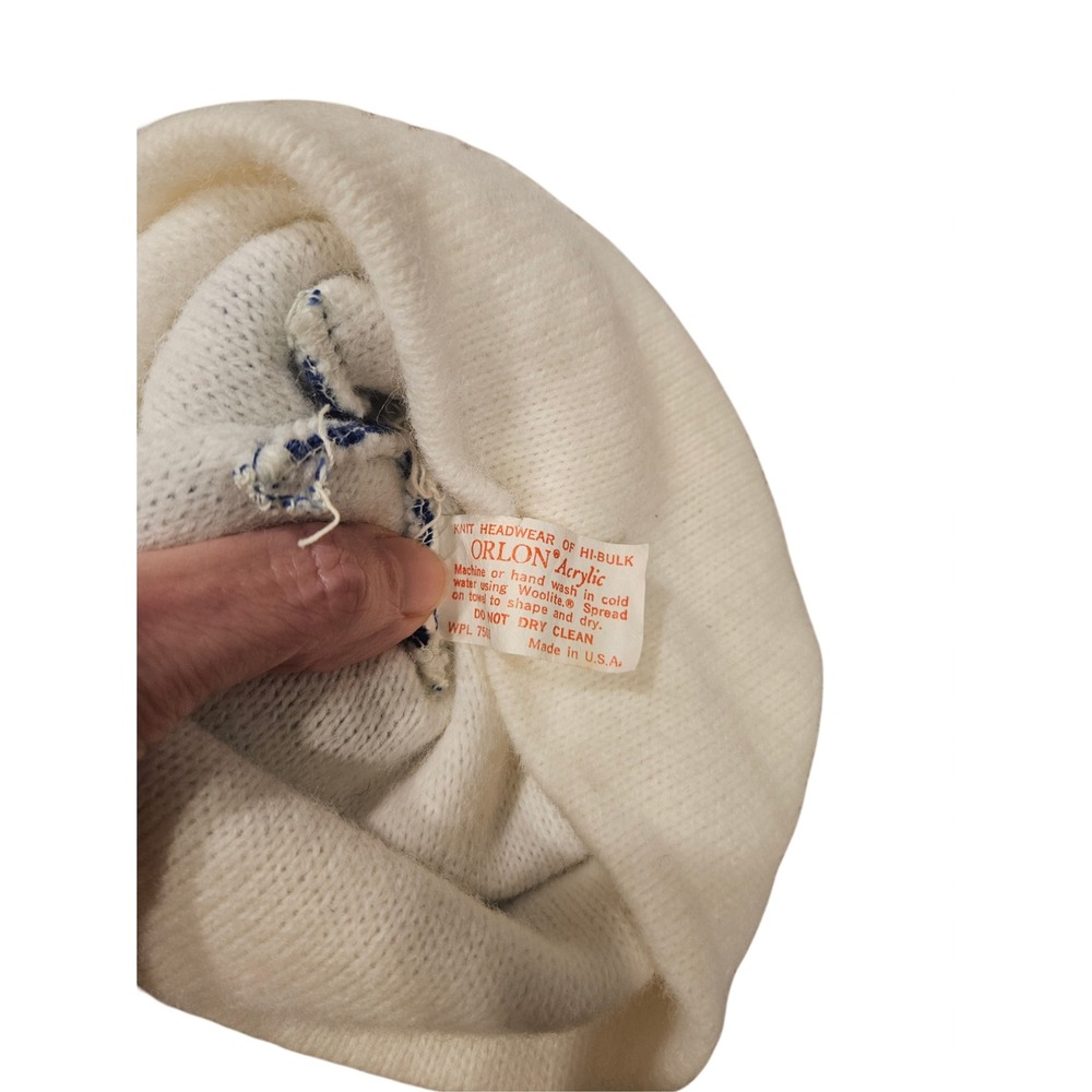 Vintage Vail Colorado Ski Beanie Pom Pom Knit Hat White Blue Orlon Acrylic USA - Picture 3 of 3